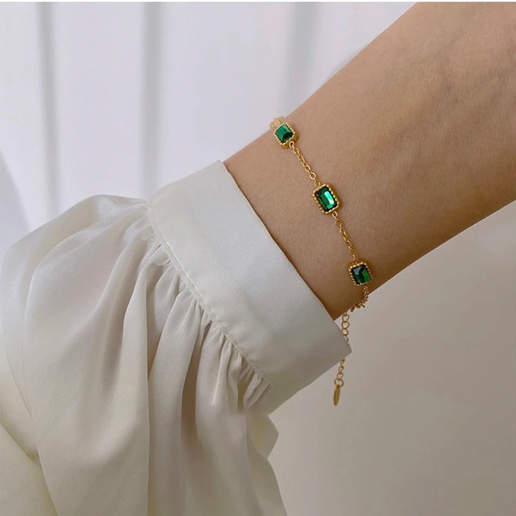 This bracelet is screaming LUXURY! Beautiful Zirconia mixed with rugged lock and chain! . One of a kind design that is perfect for stacking or wearing alone. 

This piece is made to last, hypoallergenic  & waterproof.

316L Stainless Steel 18K Gold Plated, Cubic Zirconia

6 inches long +2 inches ext