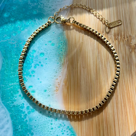 Experience effortless style with the Neli Anklet Bracelet. The long links and dainty design provide a cute and delicate look, perfect for any summer occasion. Elevate your warm weather wardrobe with this must-have accessory.

This piece is made to last, hypoallergenic anti tarnish & water resistant 

316L Stainless Steel 

8 inches long +2 inches ext