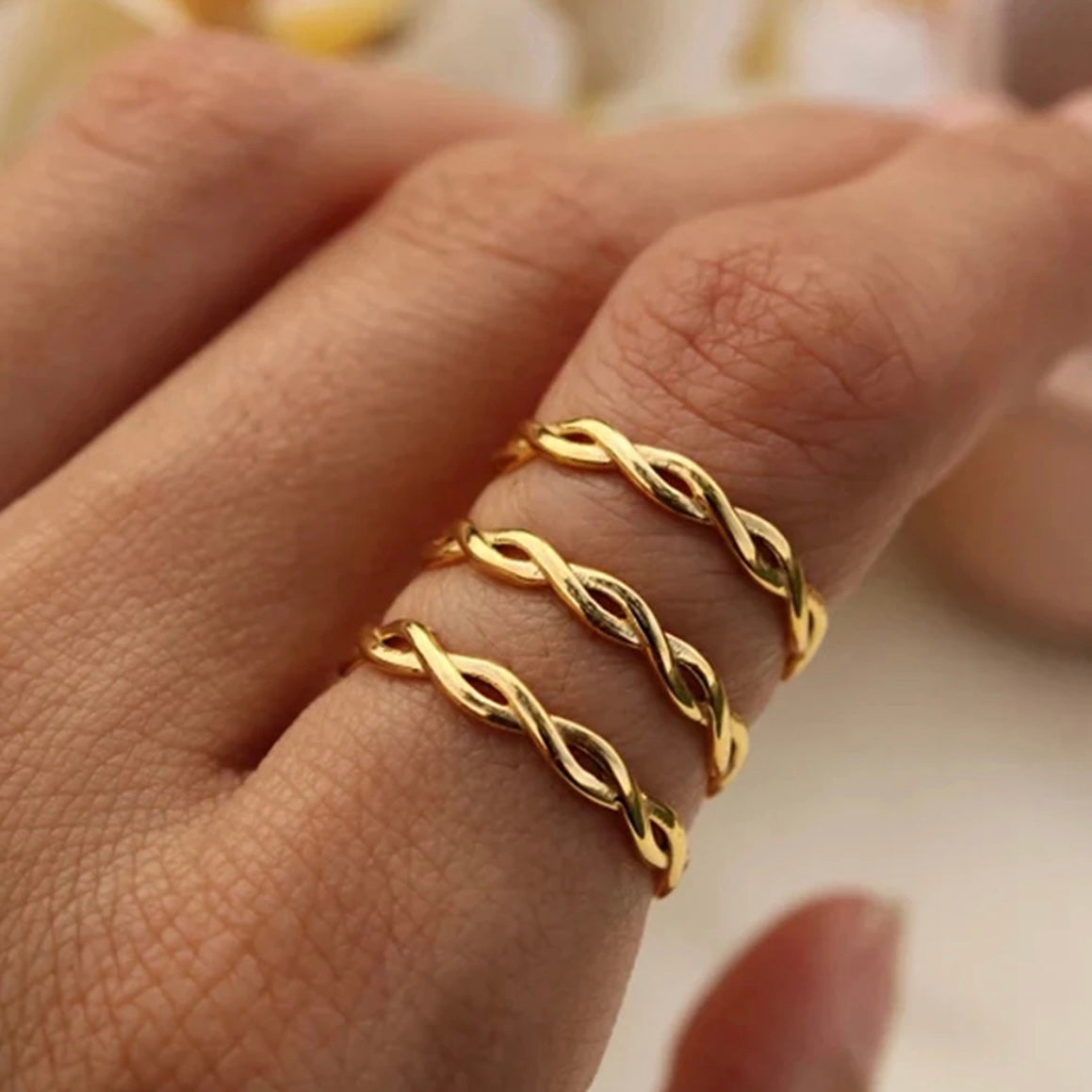 Minimalistic Twisted Ring ELSSIZ
