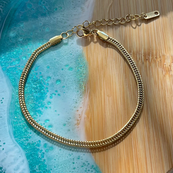 Update your accessory collection with our Braided Link Anklet Bracelet. This classic and cute anklet is perfect for adding a touch of elegance to any outfit. Made with high-quality materials, it&