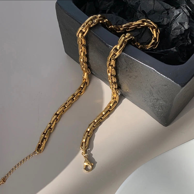 Introducing the Nora Luxury Woven Necklace, a one-of-a-kind piece that exudes strength and beauty. Made with high-quality materials, this necklace offers a luxe touch to any outfit. A must-have for those seeking a unique and sophisticated accessory.

Made to last!&nbsp;Tarnish and Water Resistant, Hypoallergenic

6mm wide

16 inches long + 2 Inches Ext

Closure :Lobster Clasp




18k Gold Plated over 316L Stainless Steel base