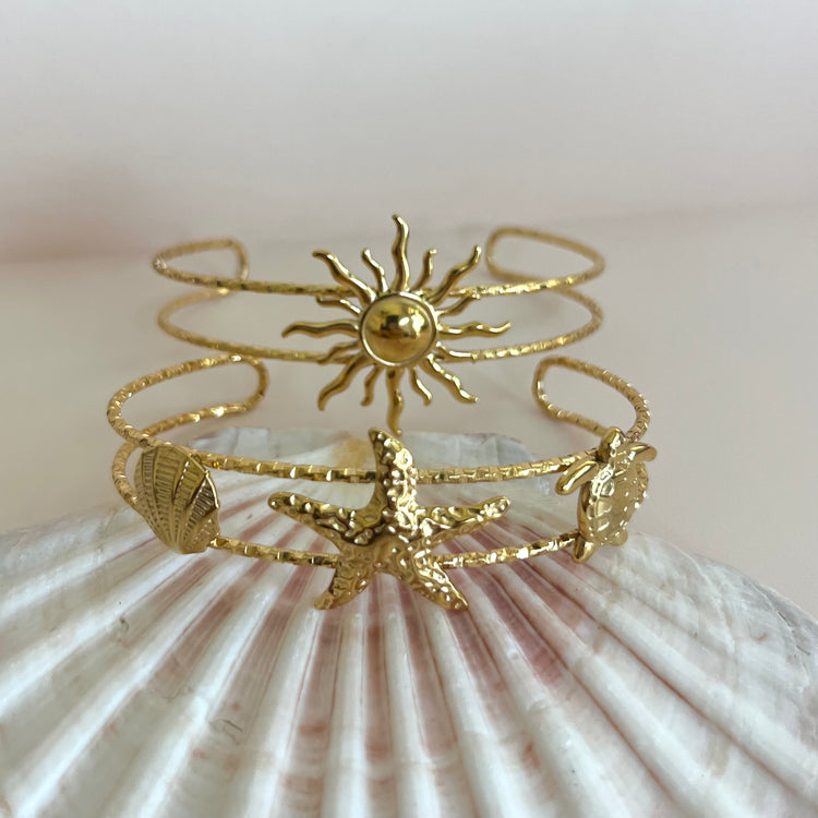 Add some ocean sunset vibes to your summer look with our Beach Bum Bangle Bracelet. Made to last, this must-have accessory will make you the it girl at the beach or pool. Don&
