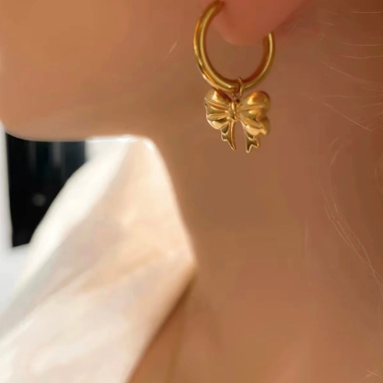 Embrace the latest trend with our must-have Bow Huggies Earrings. These cute accessories add a touch of charm to any outfit. Expertly crafted and designed to hug the ear, they are the perfect addition to your jewelry collection.
Made to last! Tarnish and Water Resistant, Beach & Shower friendly, Hypoallergenic
.82" total length from the hoop the the tip of the bow
18K Gold Plated over 316L Stainless Steel base