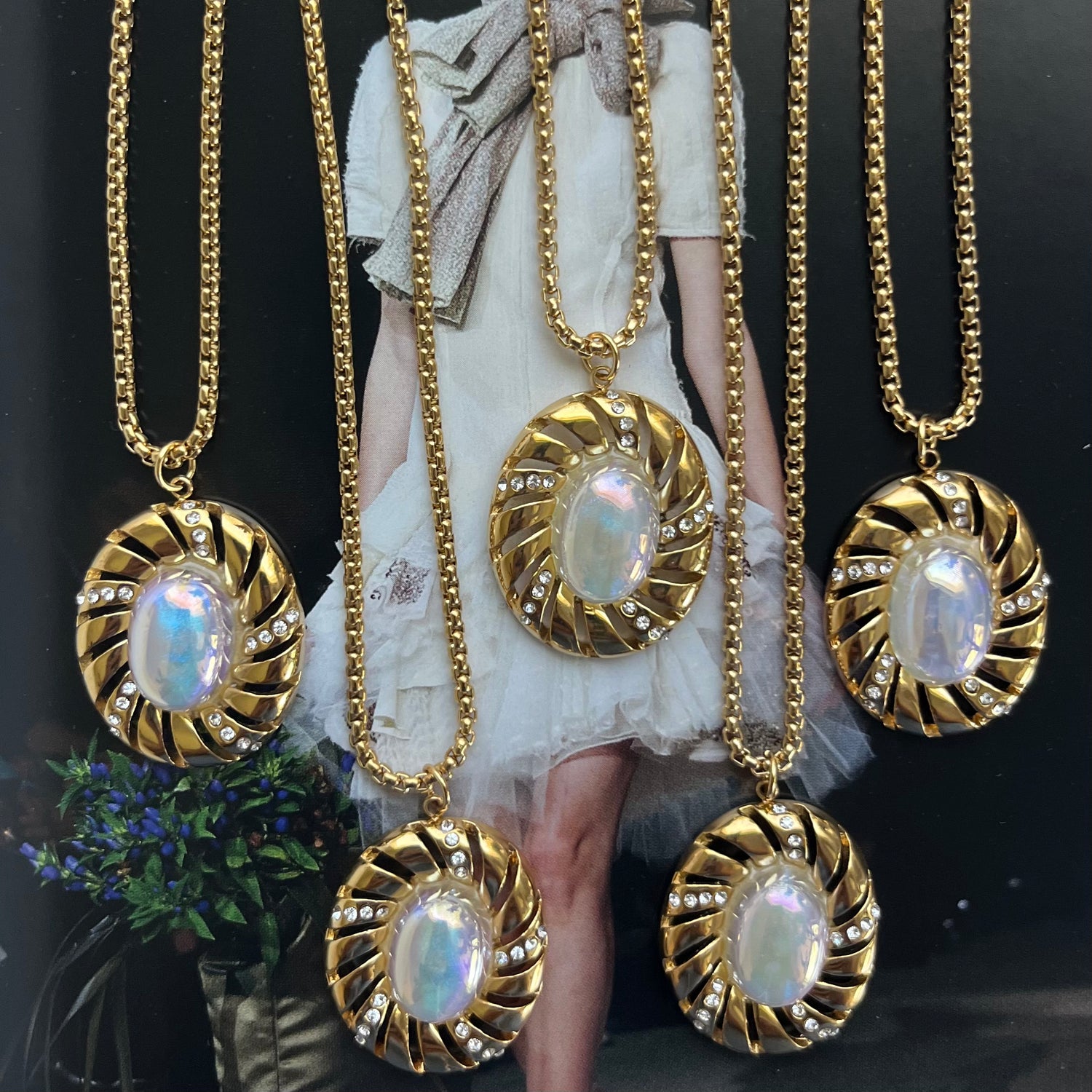 Vintage-inspired ribbon necklace with large faux pearl on gold chain – statement pearl pendant jewelry