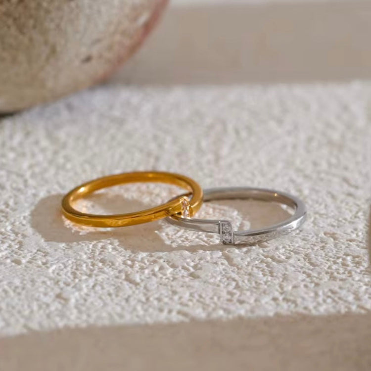 Noa minimalist rings made with 316L stainless steel, lightweight and nickel-free