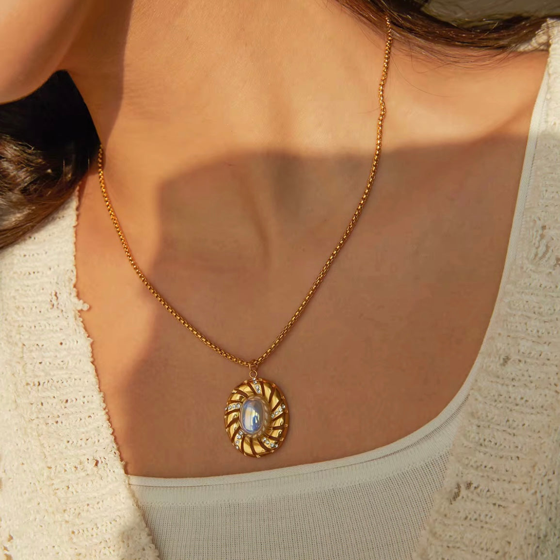 Vintage-inspired ribbon necklace with large faux pearl on gold chain – statement pearl pendant jewelry