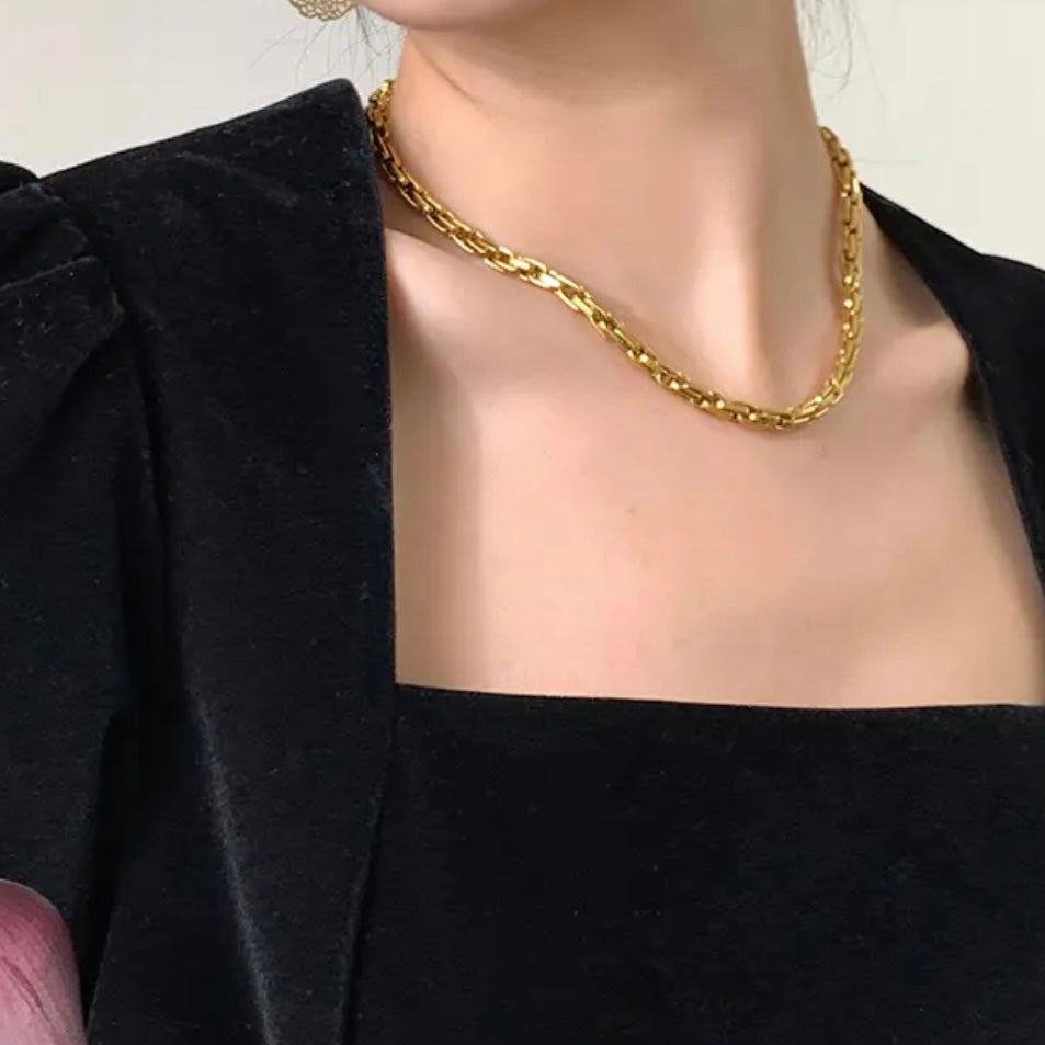 Introducing the Nora Luxury Woven Necklace, a one-of-a-kind piece that exudes strength and beauty. Made with high-quality materials, this necklace offers a luxe touch to any outfit. A must-have for those seeking a unique and sophisticated accessory.

Made to last!&nbsp;Tarnish and Water Resistant, Hypoallergenic

6mm wide

16 inches long + 2 Inches Ext

Closure :Lobster Clasp




18k Gold Plated over 316L Stainless Steel base