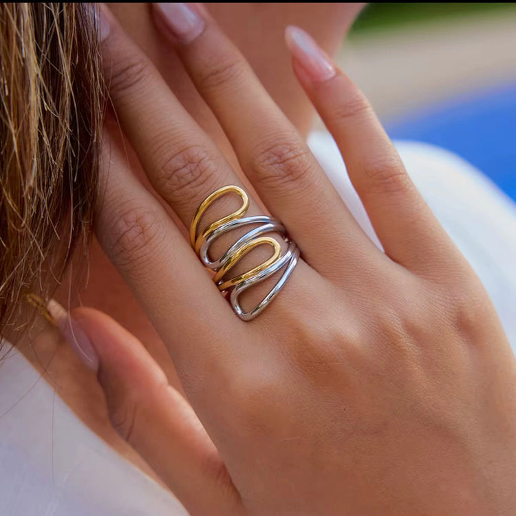 Cora Two Tone Ring ELSSIZ on a model&