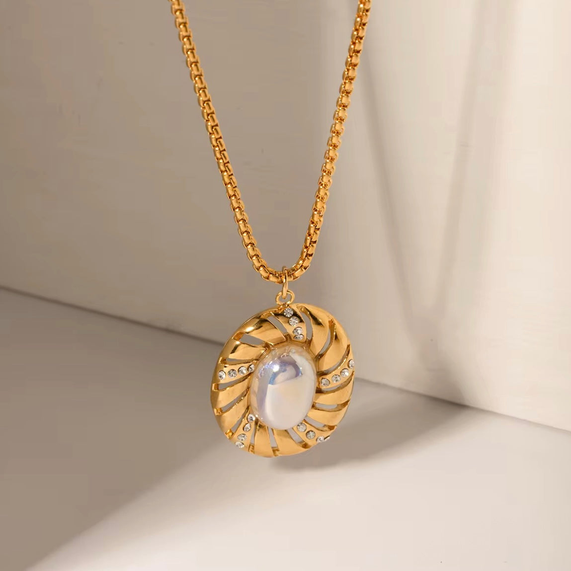 Vintage-inspired ribbon necklace with large faux pearl on gold chain – statement pearl pendant jewelry